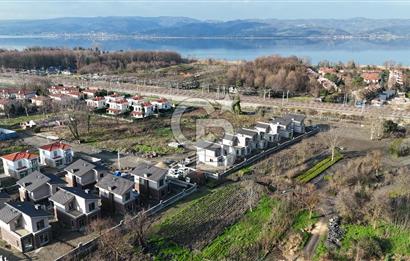Göl ve Şehir Arasında Saklı Bir Cennet: Modern Tasarım, Müstakil