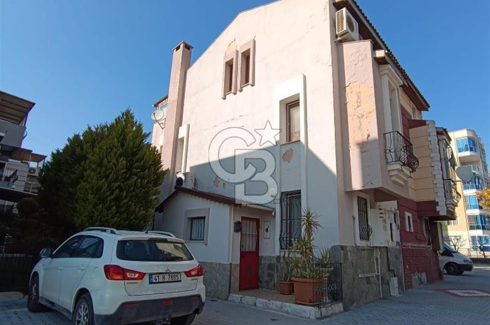 Çiğli İnönü'de Satılık 3+2 Tripleks Villa - Site İçinde, Bahçeli