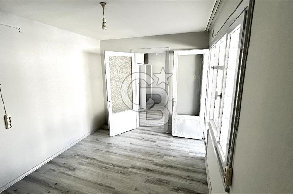 Karşıyaka Çarşı İçinde Tadilatlı Çift Balkonlu 2+1 Kiralık Daire