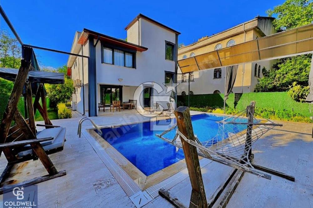 SAPANCA'DA MERKEZİ BİR KONUMDA HAVUZLU BAHÇELİ SATILIK VİLLA