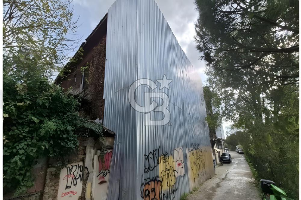 ÜSKÜDAR İHSANİYE MAHALLESİNDE BAHÇELİ AHŞAP EV VE KAGİR KULÜBE