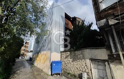 ÜSKÜDAR İHSANİYE MAHALLESİNDE BAHÇELİ AHŞAP EV VE KAGİR KULÜBE