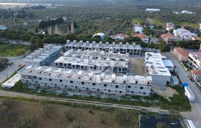 ŞAKRANDA 3+1 HAVUZLU SİTE İÇERİSİNDE VİLLA