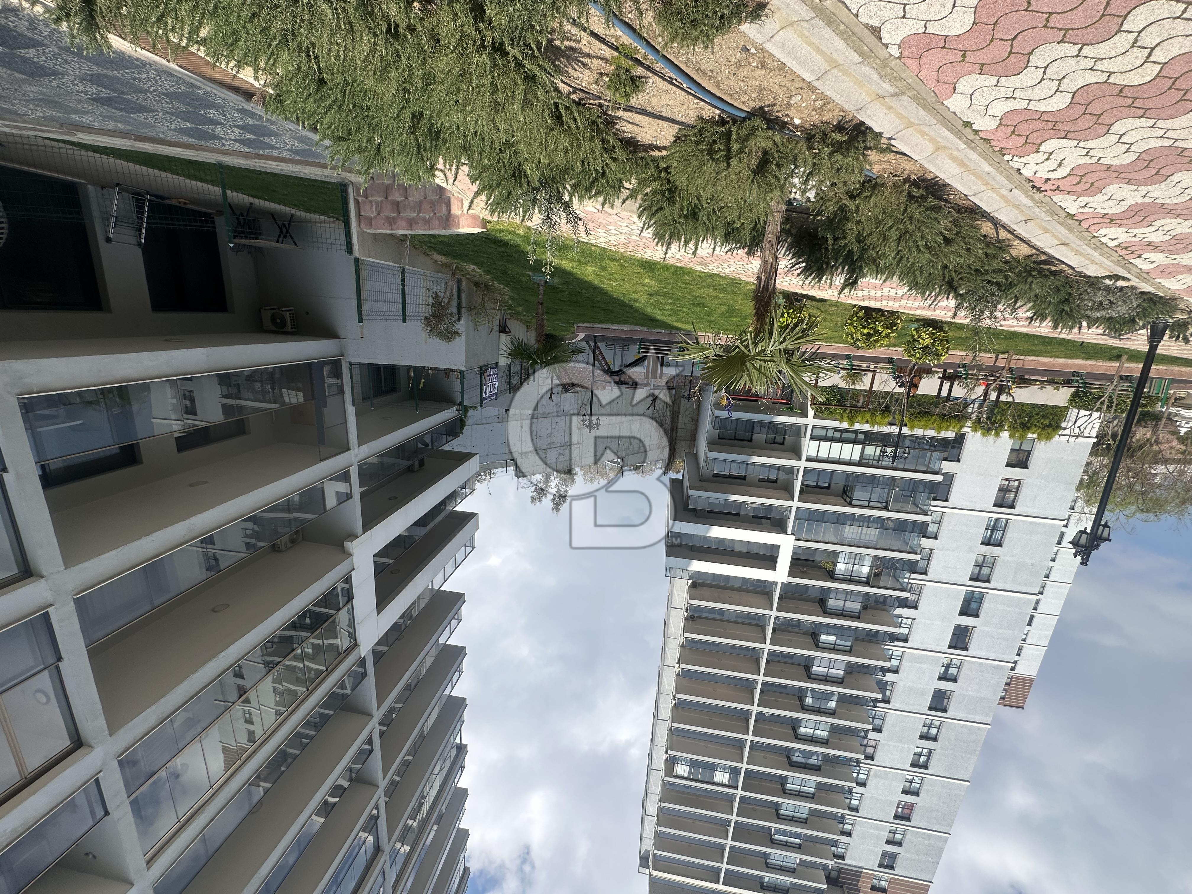 Çiğli Park Yaşam Santorini Sitesi’nde Önü Açık, Büyük Bahçeli Fırsat Daire