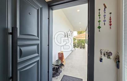 Ayvalık'ta Denize Sıfır Sitede Eşyalı Satılık Lüks Müstakil Ev 