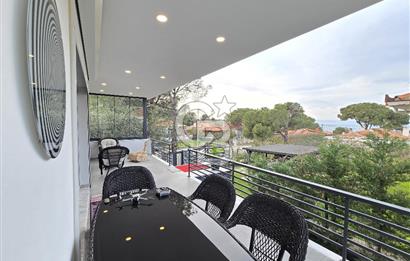 Ayvalık'ta Denize Sıfır Sitede Eşyalı Satılık Lüks Müstakil Ev 