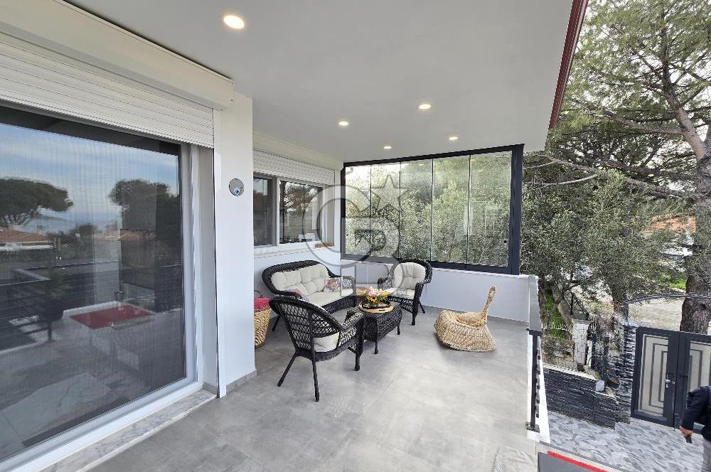 Ayvalık'ta Denize Sıfır Sitede Eşyalı Satılık Lüks Müstakil Ev 