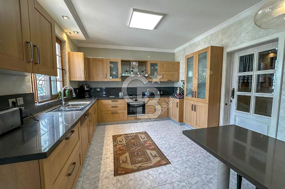 Kuşadası Kordon’da Panoramik Deniz Manzaralı Çatı Dubleks