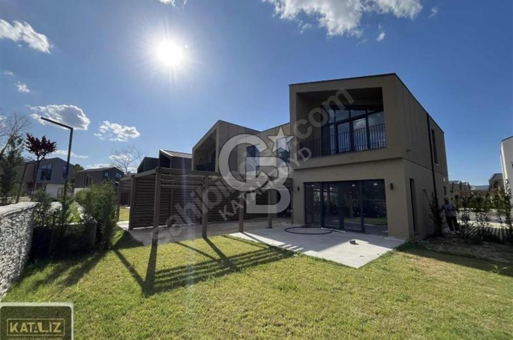 Nef Sapanca Bahçeli 5+1 Lüks Villa Acil Satılık