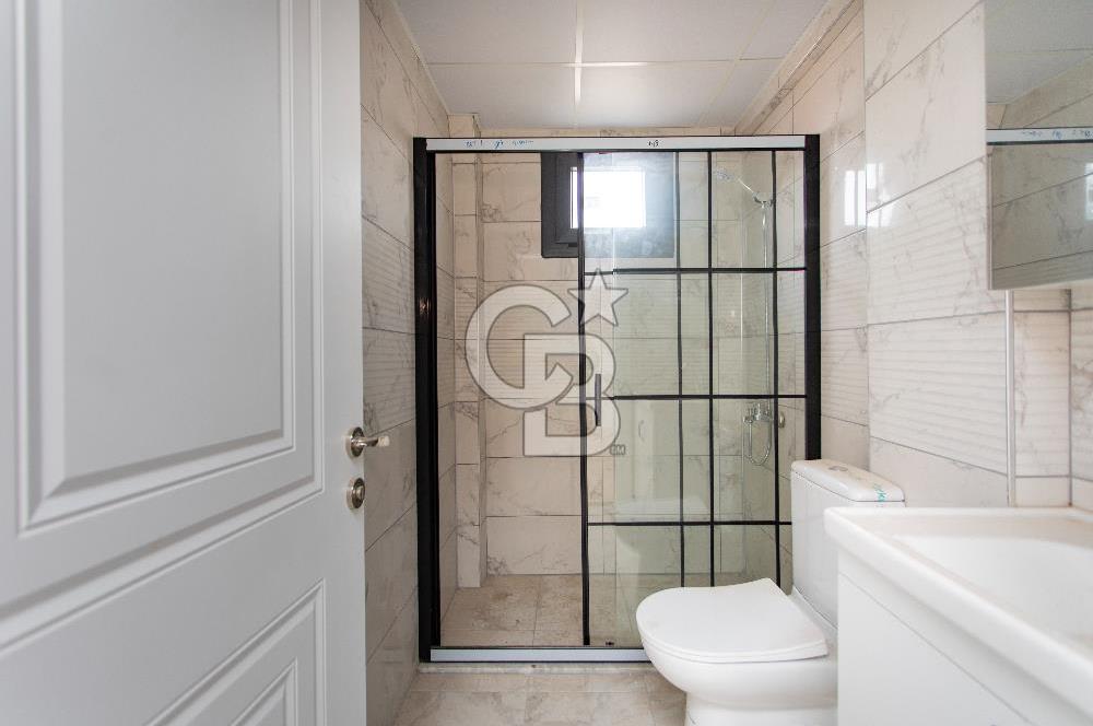 Foça Yenibağarası Cadde Üzeri Satılık Asansörlü Binada 1+1 Daire