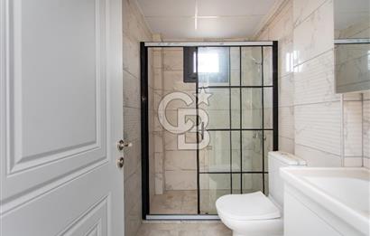 Foça Yenibağarası Cadde Üzeri Satılık Asansörlü Binada 1+1 Daire