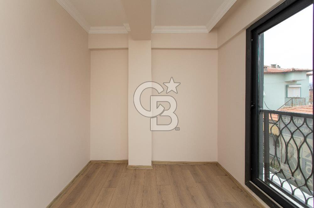 Foça Yenibağarası Cadde Üzeri Satılık Asansörlü Binada 1+1 Daire