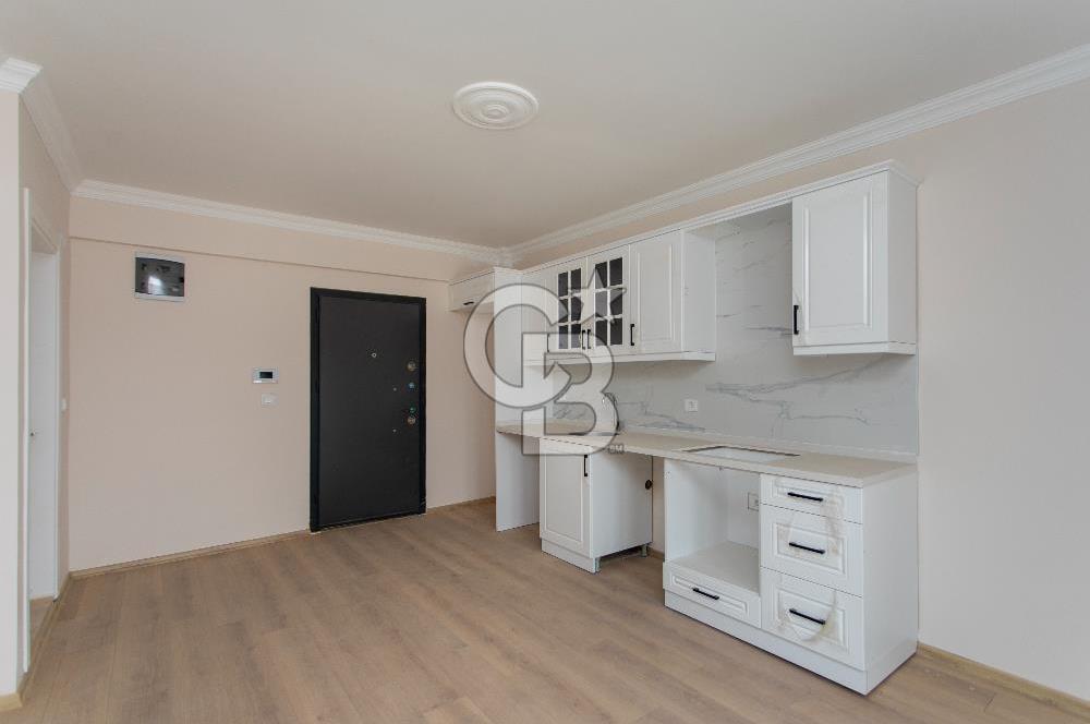 Foça Yenibağarası Cadde Üzeri Satılık Asansörlü Binada 1+1 Daire