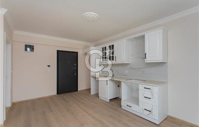 Foça Yenibağarası Cadde Üzeri Satılık Asansörlü Binada 1+1 Daire