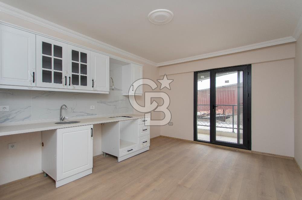 Foça Yenibağarası Cadde Üzeri Satılık Asansörlü Binada 1+1 Daire