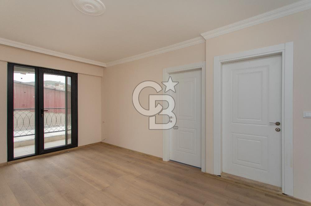 Foça Yenibağarası Cadde Üzeri Satılık Asansörlü Binada 1+1 Daire