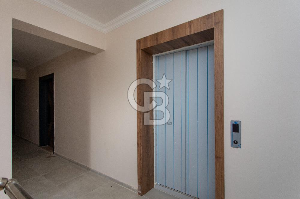 Foça Yenibağarası Cadde Üzeri Satılık Asansörlü Binada 1+1 Daire