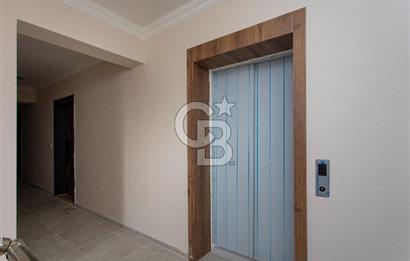 Foça Yenibağarası Cadde Üzeri Satılık Asansörlü Binada 1+1 Daire