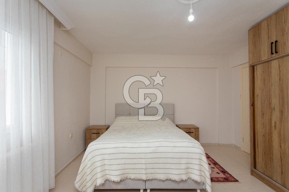 Foça Yenibağarası Cadde Üzeri Satılık Asansörlü Binada 1+1 Daire