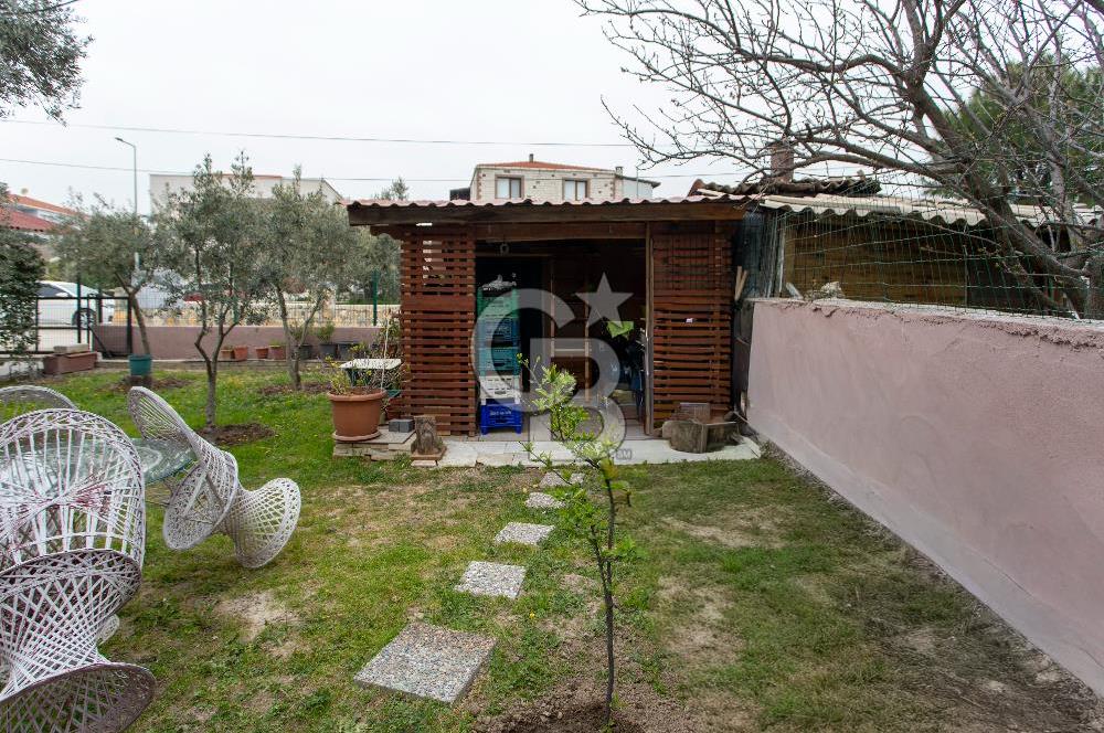 Foça Yenibağarası'nda Satılık Müstakil Ev ve Arsası