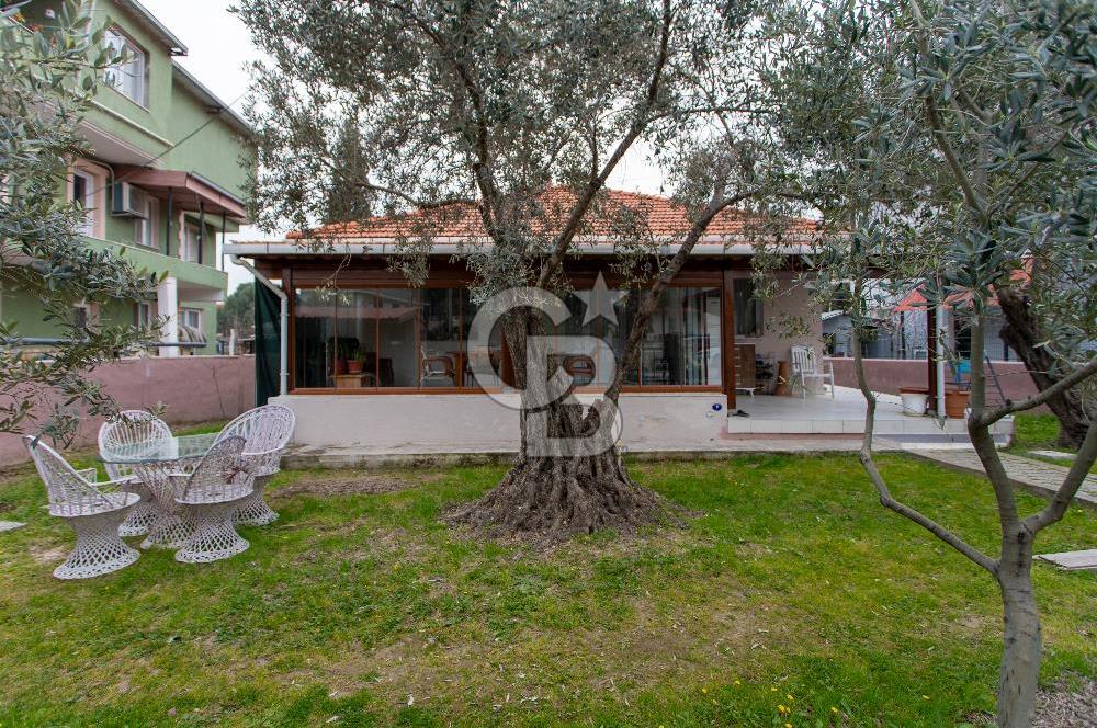 Foça Yenibağarası'nda Satılık Müstakil Ev ve Arsası