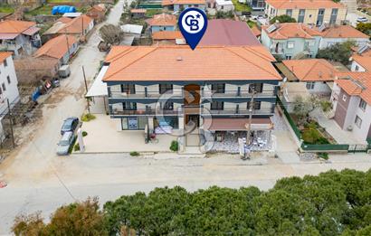 Foça Yenibağarası Cadde Üzeri Satılık Asansörlü Binada 1+1 Daire