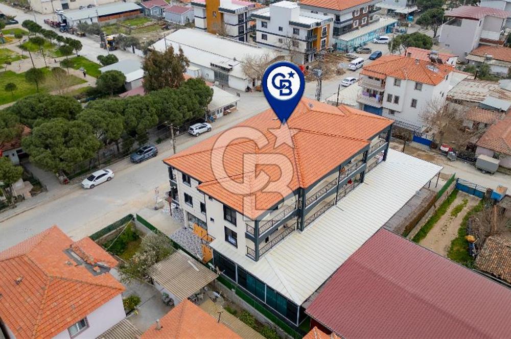 Foça Yenibağarası Cadde Üzeri Satılık Asansörlü Binada 1+1 Daire