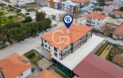 Foça Yenibağarası Cadde Üzeri Satılık Asansörlü Binada 1+1 Daire