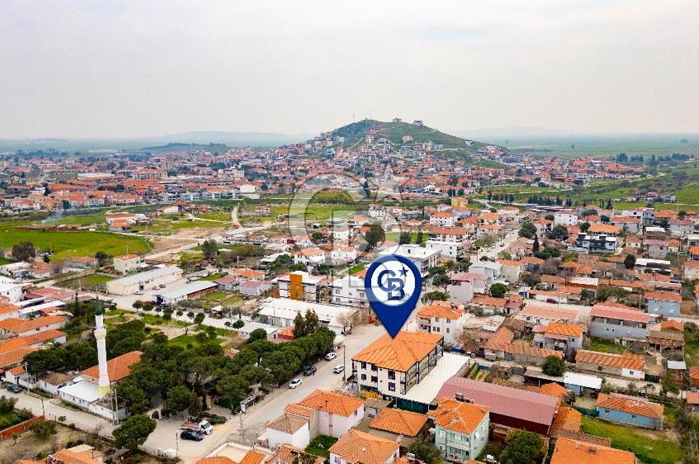 Foça Yenibağarası Cadde Üzeri Satılık Asansörlü Binada 1+1 Daire