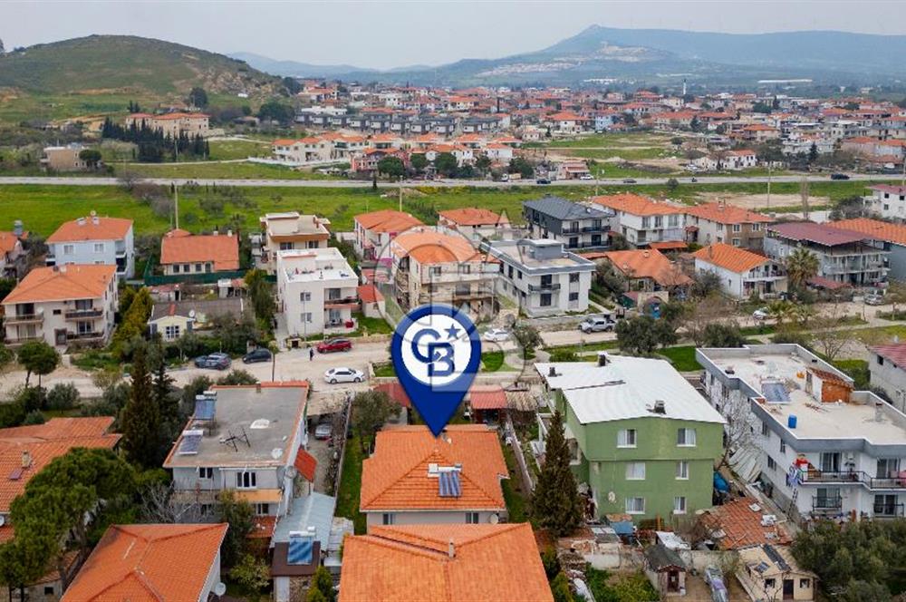 Foça Yenibağarası'nda Satılık Müstakil Ev ve Arsası