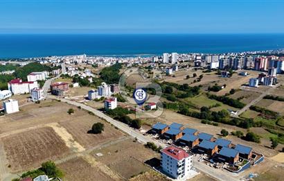 ATAKUM BÜYÜKOYUMCA'DA AZİZ IŞIK BULVARINDA KAT KARŞILIĞI ARSA