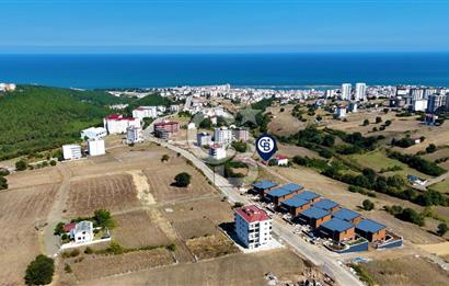 ATAKUM BÜYÜKOYUMCA'DA AZİZ IŞIK BULVARINDA KAT KARŞILIĞI ARSA