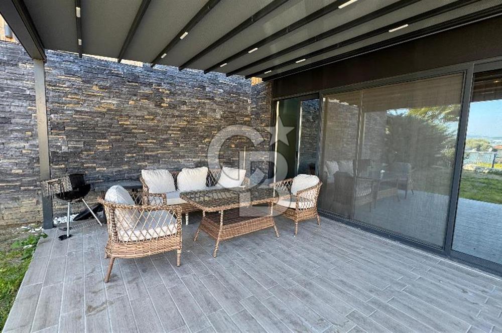 Yenifoça Kozbeyli'de Eşyalı Kiralık Villa