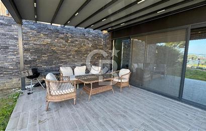 Yenifoça Kozbeyli'de Eşyalı Kiralık Villa