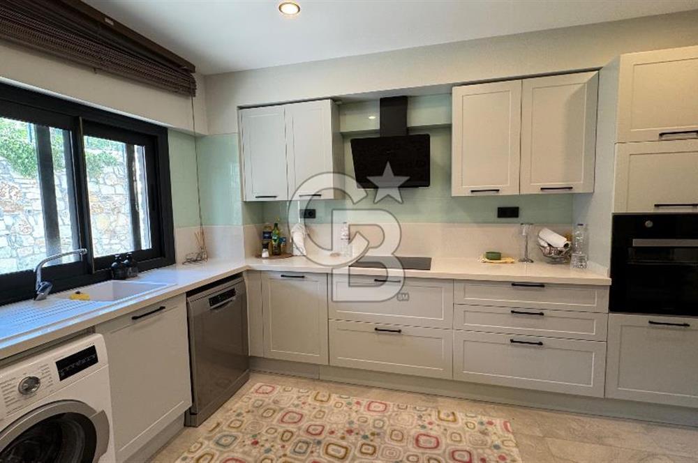 Yenifoça Kozbeyli'de Eşyalı Kiralık Villa