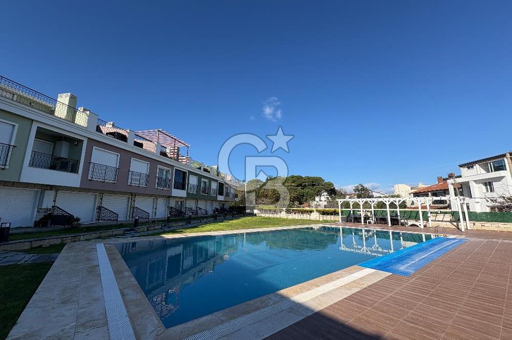 URLA'DA HAVUZLU SİTE İÇİNDE BAHÇELİ 1+1 EŞYALI KİRALIK DAİRE