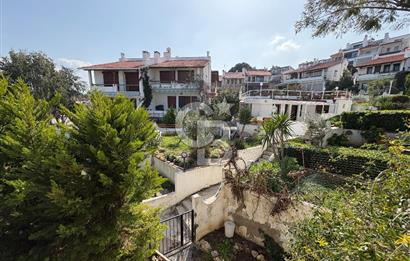 URLA İSKELE EVRENKAYA SİTESİNDE 4+1 EŞYALI KİRALIK VİLLA