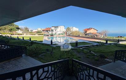 URLA'DA HAVUZLU SİTE İÇİNDE BAHÇELİ 1+1 EŞYALI KİRALIK DAİRE