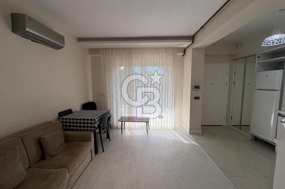 URLA'DA HAVUZLU SİTE İÇİNDE BAHÇELİ 1+1 EŞYALI KİRALIK DAİRE