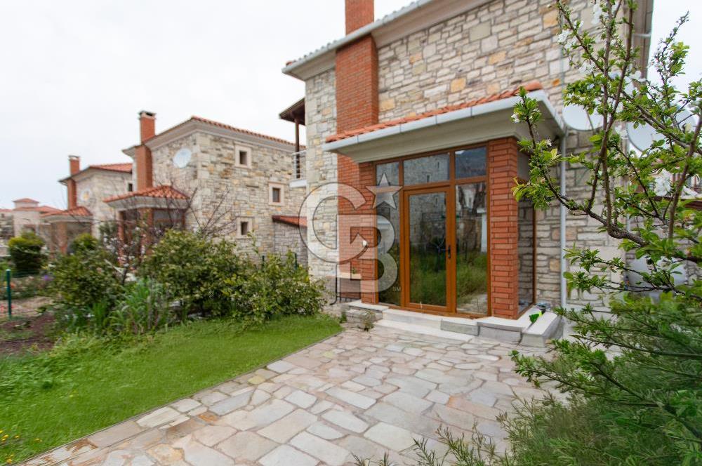 Foça Atatürk Mah. Satılık Site İçerisinde 3+1 Müstakil Taş Villa