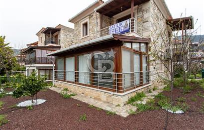Foça Atatürk Mah. Satılık Site İçerisinde 3+1 Müstakil Taş Villa