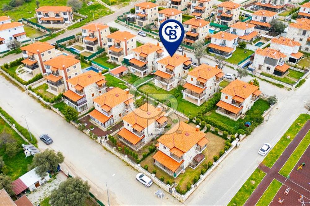 Foça Atatürk Mah. Satılık Site İçerisinde 3+1 Müstakil Taş Villa