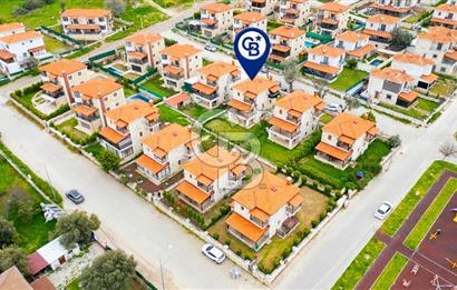 Foça Atatürk Mah. Satılık Site İçerisinde 3+1 Müstakil Taş Villa
