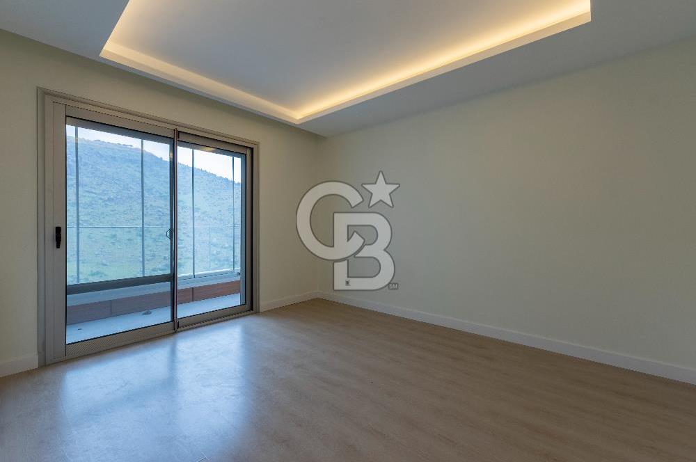 Karşıyaka 360 Sitesi Yüksek Vadi Evlerinde Büyük Tip Satılık 4+1