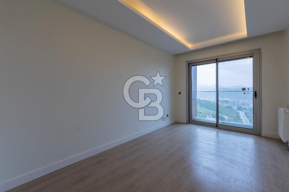 Karşıyaka 360 Sitesi Yüksek Vadi Evlerinde Büyük Tip Satılık 4+1