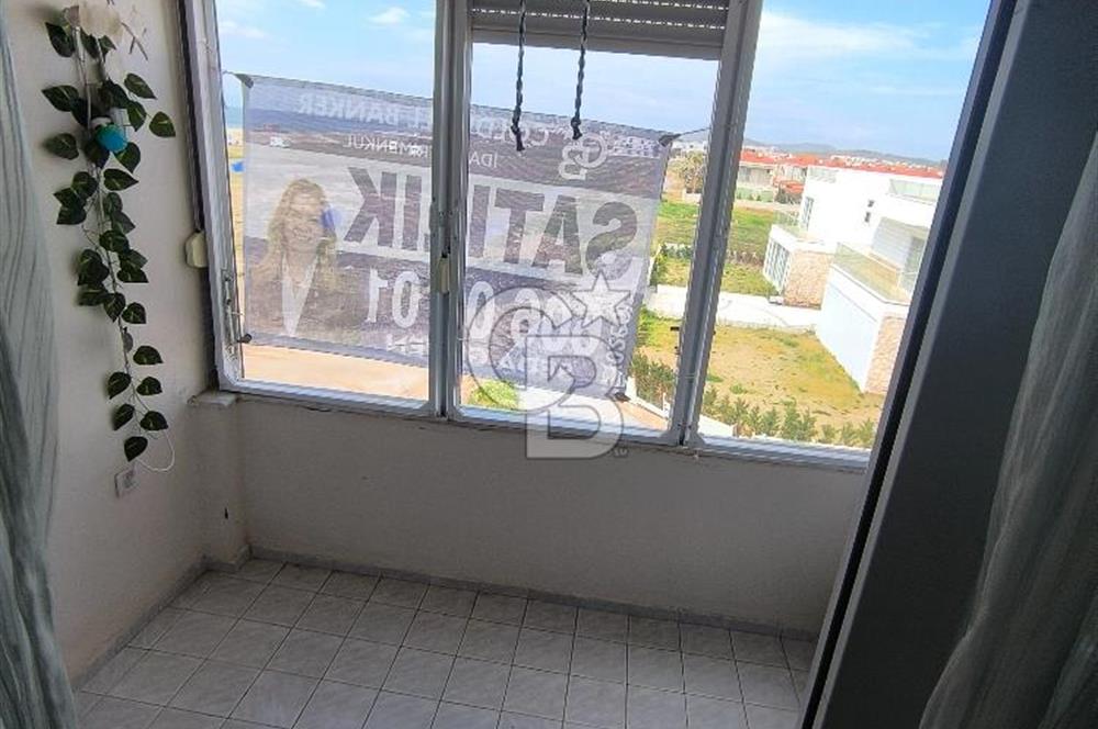 AYVALIK SARIMSAKLI'DA DENİZE 100 METRE – ÖZEL PLAJLI SİTEDE EŞYALI DAİRE