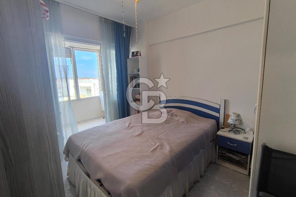 AYVALIK SARIMSAKLI'DA DENİZE 100 METRE – ÖZEL PLAJLI SİTEDE EŞYALI DAİRE