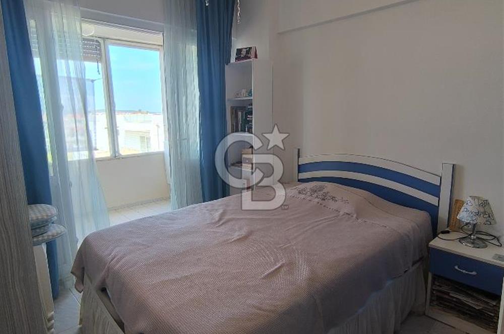 AYVALIK SARIMSAKLI'DA DENİZE 100 METRE – ÖZEL PLAJLI SİTEDE EŞYALI DAİRE