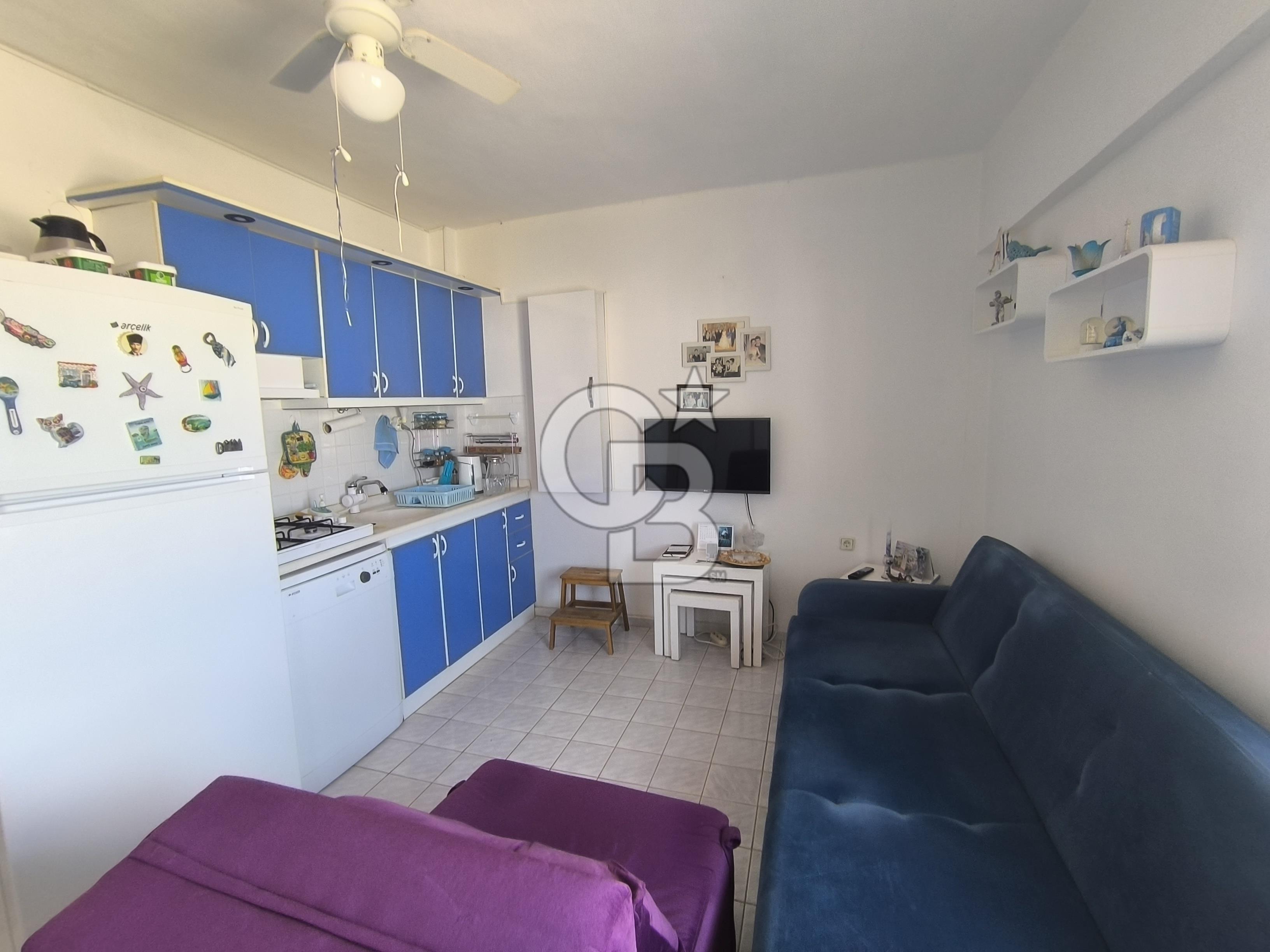 AYVALIK SARIMSAKLI'DA DENİZE 100 METRE – ÖZEL PLAJLI SİTEDE EŞYALI DAİRE
