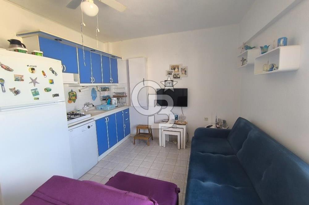AYVALIK SARIMSAKLI'DA DENİZE 100 METRE – ÖZEL PLAJLI SİTEDE EŞYALI DAİRE